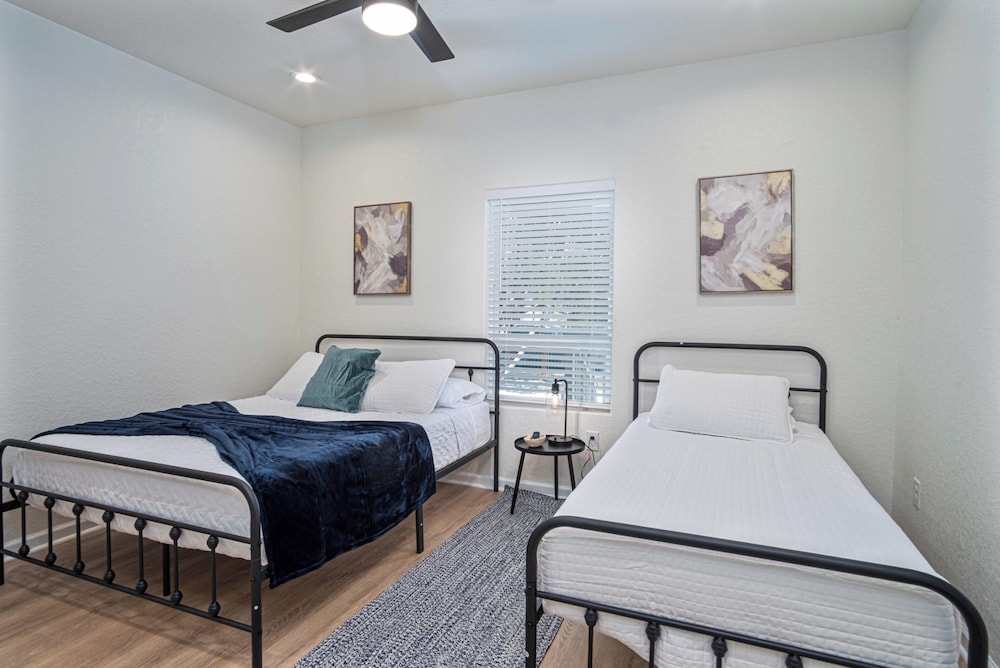 Unwind in Style 4BR 2BA Quick Access to Downtown