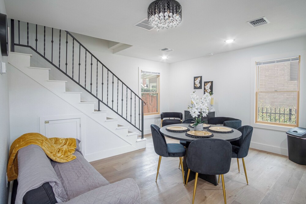 Stylish Stay With Unforgettable Downtown Views!
