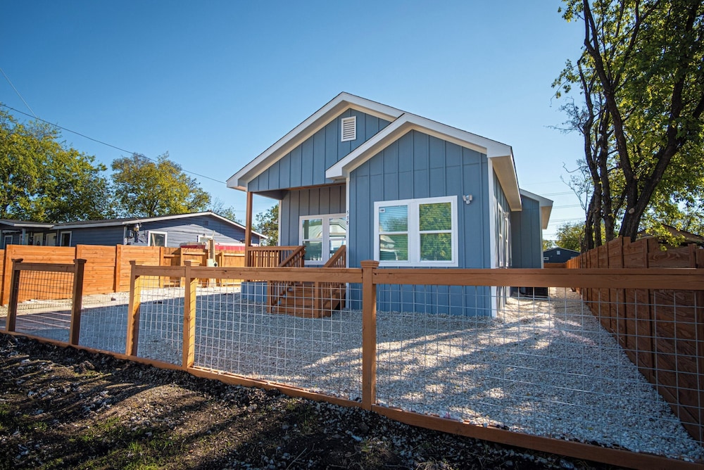 Stylish 3br/2ba Urban Retreat Near Lively Downtown