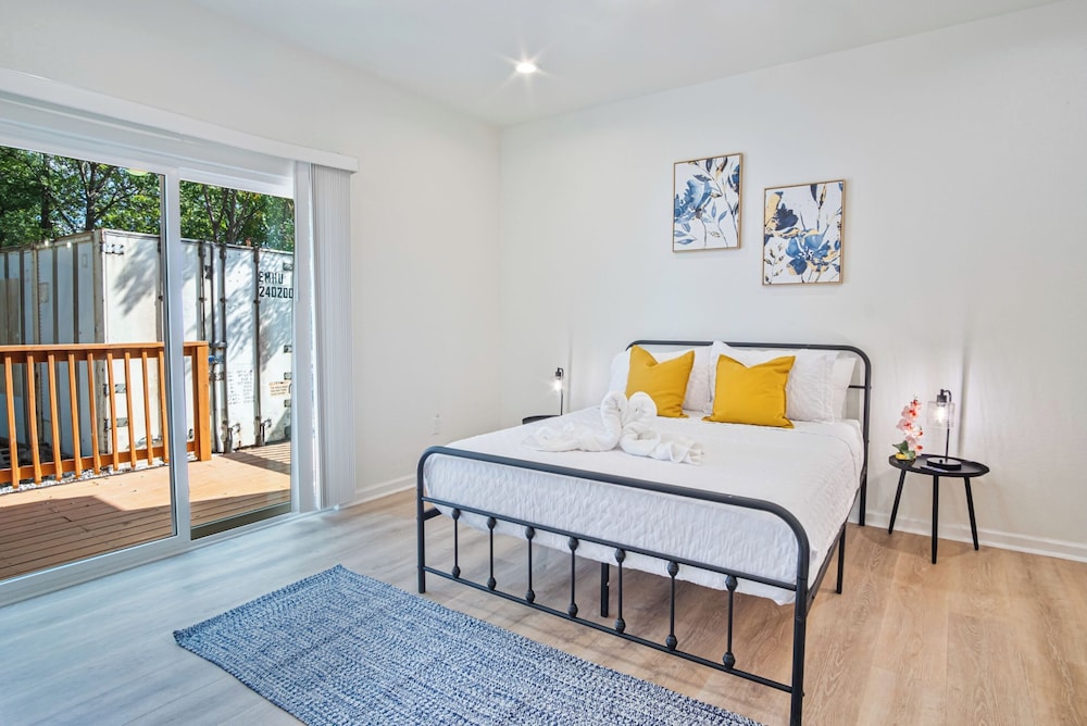 Urban Delight 4br/3ba Near City Center
