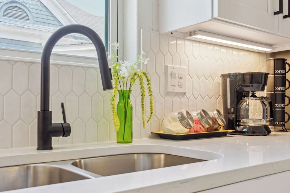 Skyline Retreat 3br-3ba w/ Stunning Views Near DT