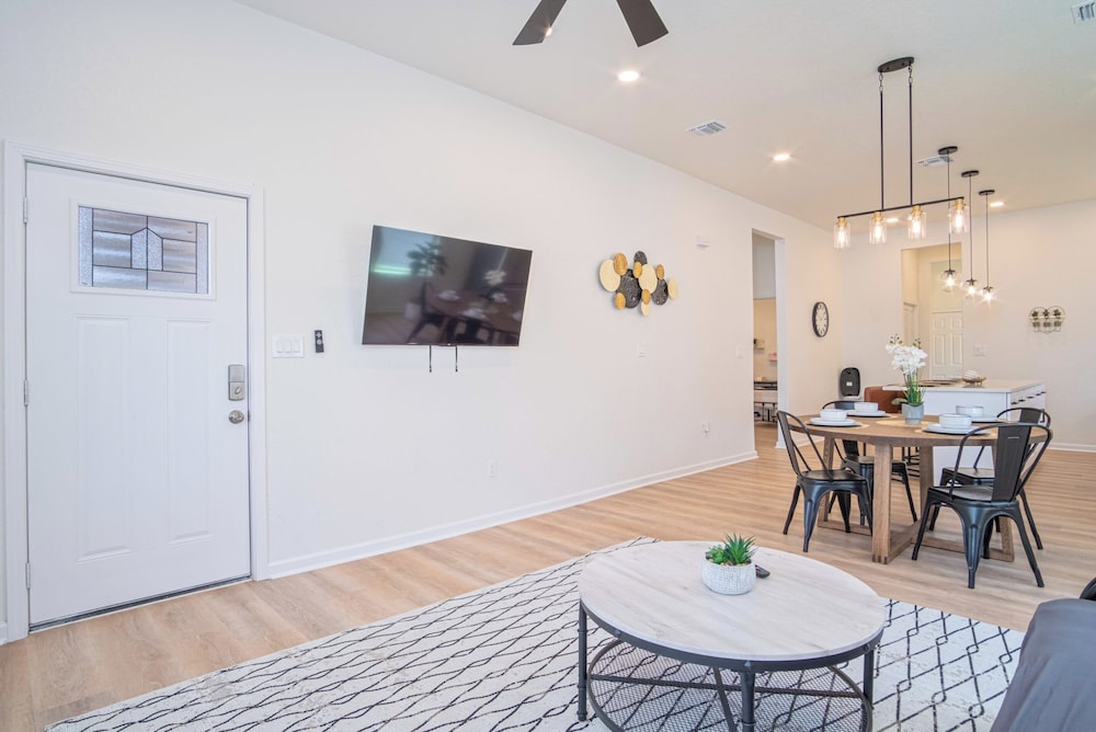 Feel, Chill and Enjoy 4br/3ba Near Fun Riverwalk!