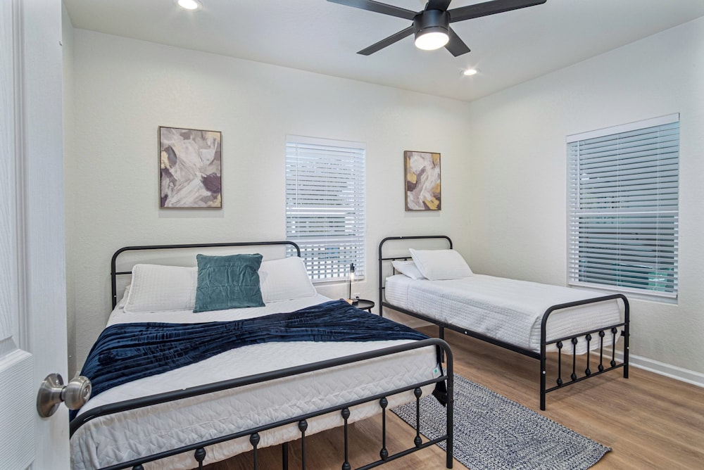 Unwind in Style 4BR 2BA Quick Access to Downtown