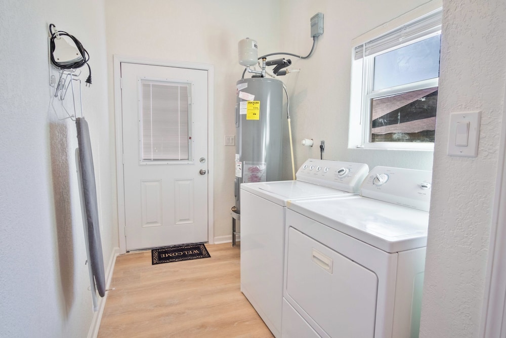 Stylish 3br/2ba Urban Retreat Near Lively Downtown