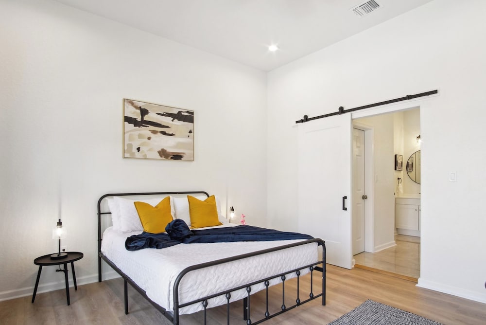 Sleek 4br/3ba Urban Living w/ Downtown Views!