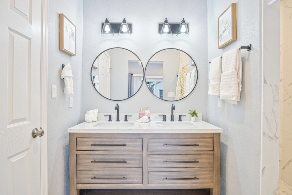 Lovely & Charming 4br/2.5ba Near Downtown's Prime