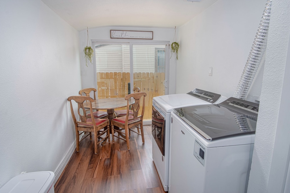 Spacious 4 BR Home Near River Walk 6 Mins Drive view 5