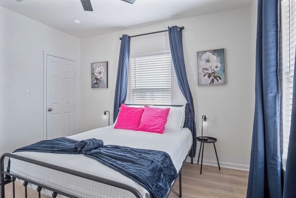 Comfy and Happy Stays Near Riverwalk and Downtown!