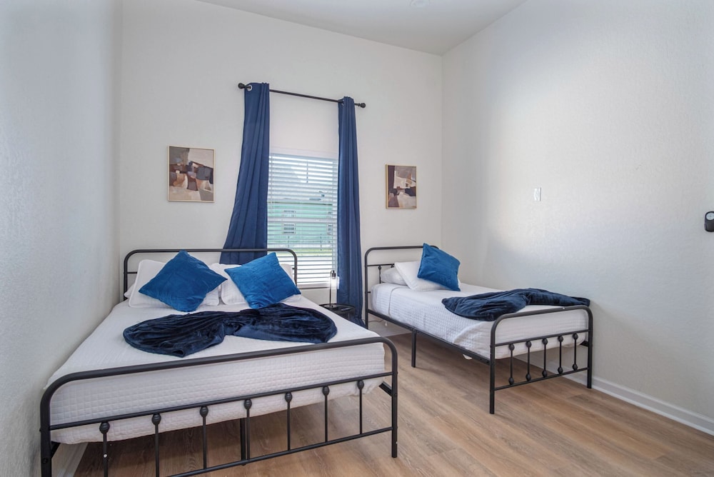 Bright and Clean 3 Bedroom Near Fun Riverwalk