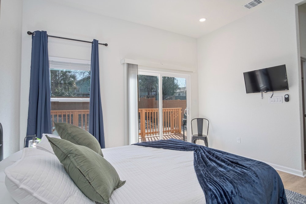 Feel, Chill and Enjoy 4br/3ba Near Fun Riverwalk!