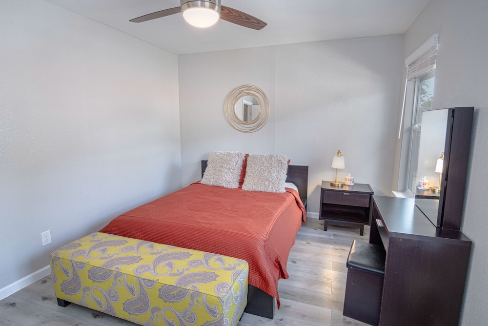 Freshly Remodeled 3BR 2BA Near Fantastic Downtown view 4