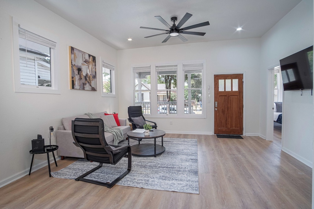 3br/3ba Urban Escape Just Minutes From Downtown!