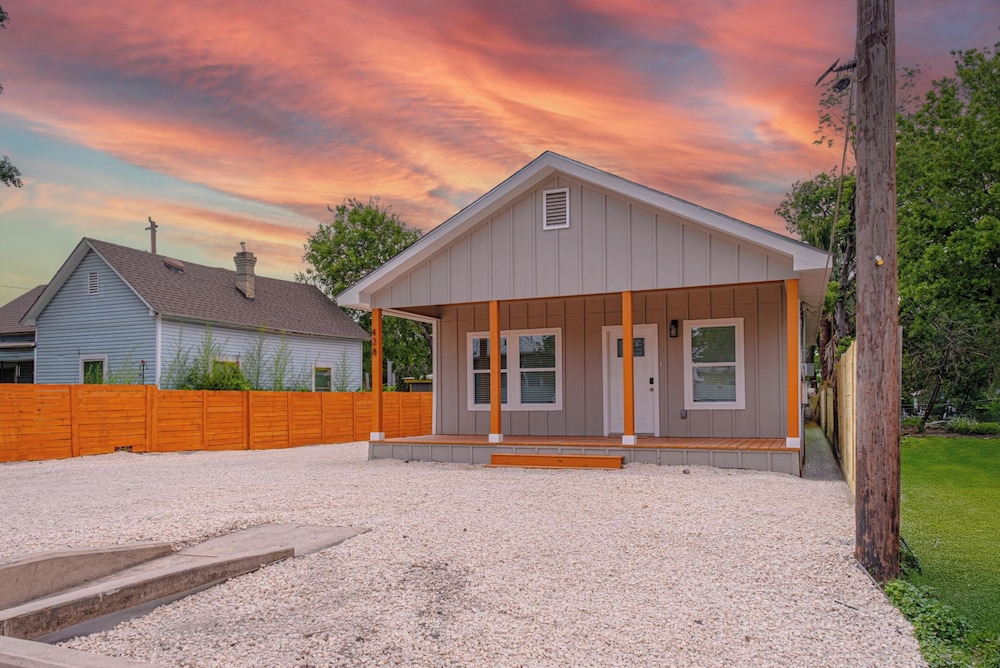 Vibrant 4br/3ba Oasis Near Happy Downtown!