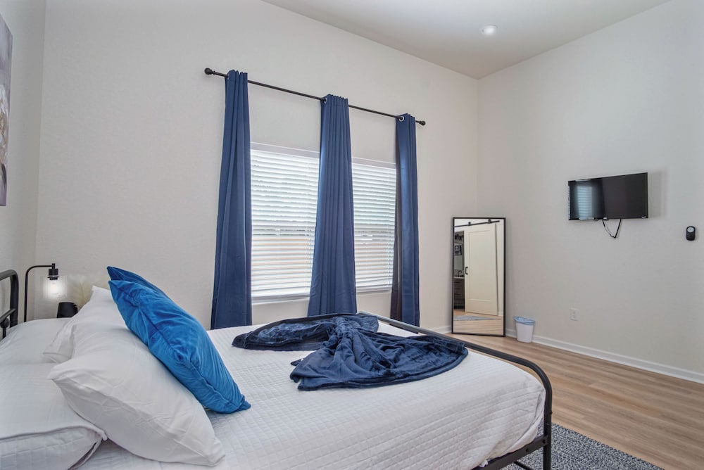 Bright and Clean 3 Bedroom Near Fun Riverwalk