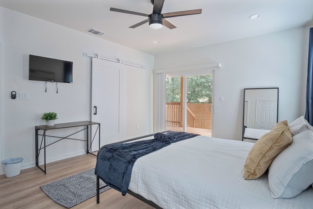 Comfy and Happy Stays Near Riverwalk and Downtown!