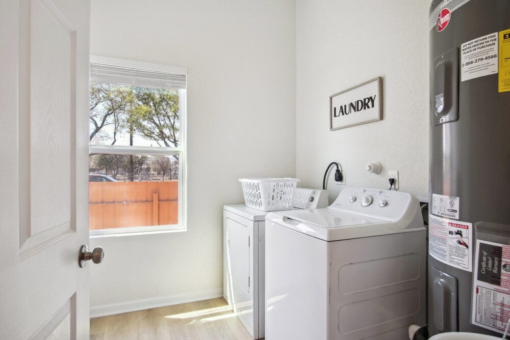Sleek 4br/3ba Urban Living w/ Downtown Views!