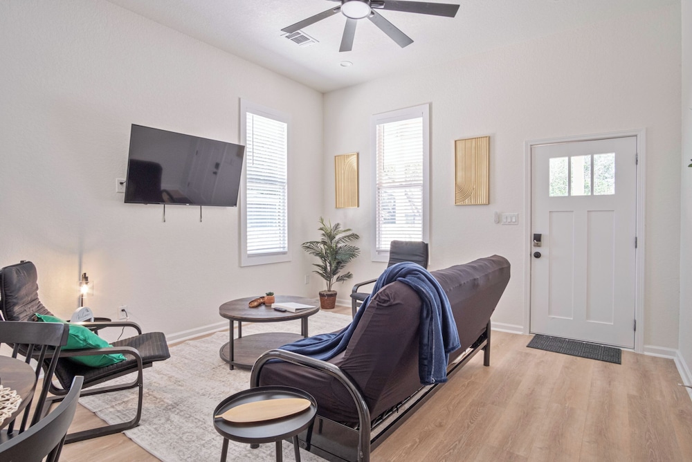 Walk to Riverwalk! 3br/2ba Gem Near Fun Downtown!