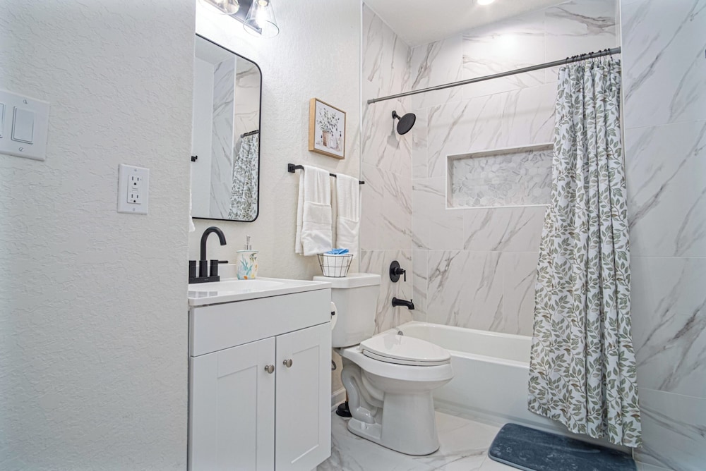 Unwind in Style 4BR 2BA Quick Access to Downtown