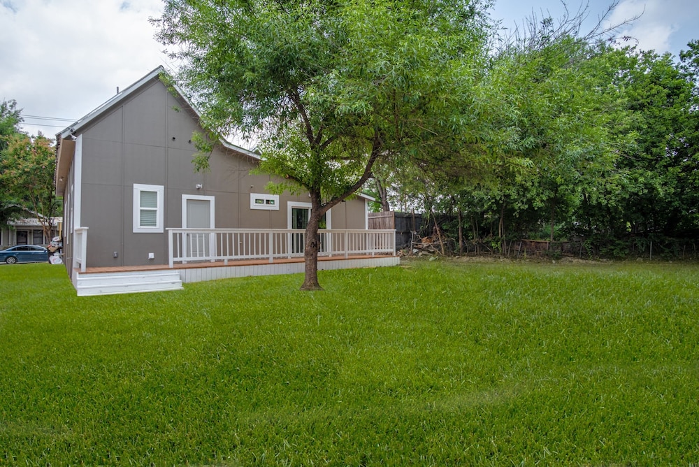 Brand New Remodeled 3br/2.5ba House Near Downtown view 5