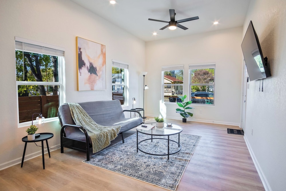 Stylish 3br/2ba Urban Retreat Near Lively Downtown