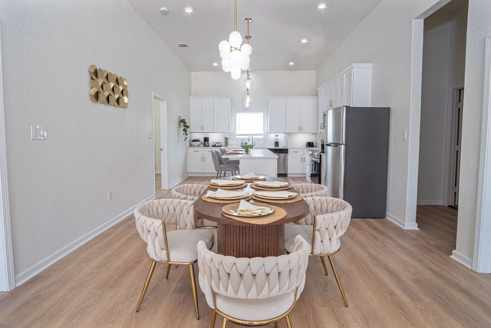 Bright and Clean 3 Bedroom Near Fun Riverwalk