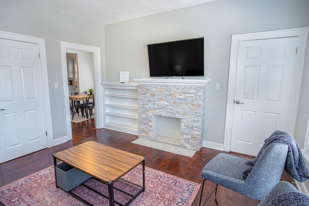 Trendy 3 BR Prime Apt Near Downtown view 2