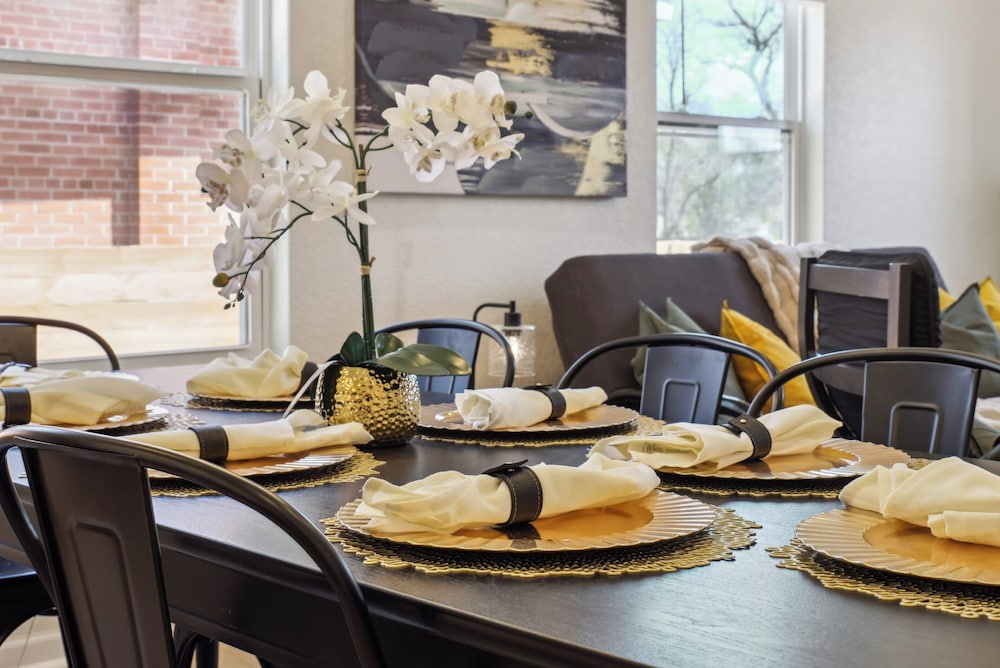 Sleek 4br/3ba Urban Living w/ Downtown Views!
