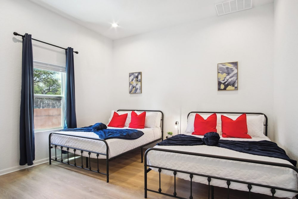 Sleek 4br/3ba Urban Living w/ Downtown Views!