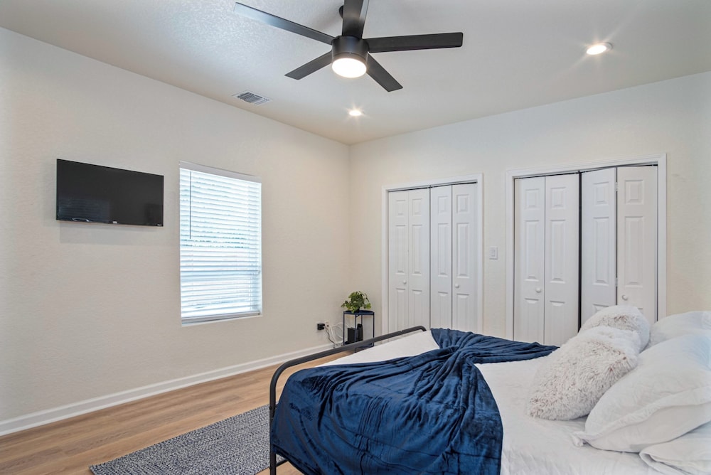 Unwind in Style 4BR 2BA Quick Access to Downtown