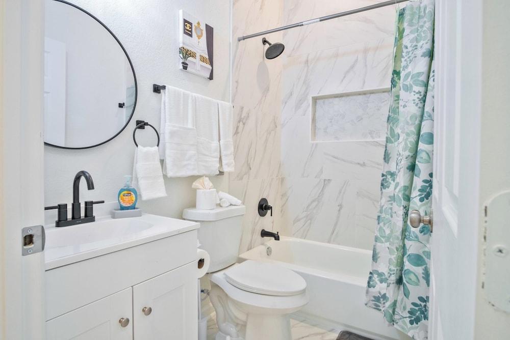 Stylish 3br/2ba Urban Retreat Near Lively Downtown