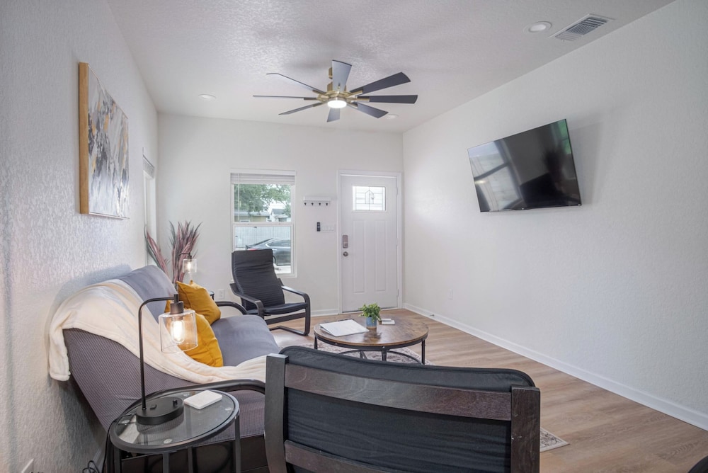 Vibrant 4br/3ba Oasis Near Happy Downtown!