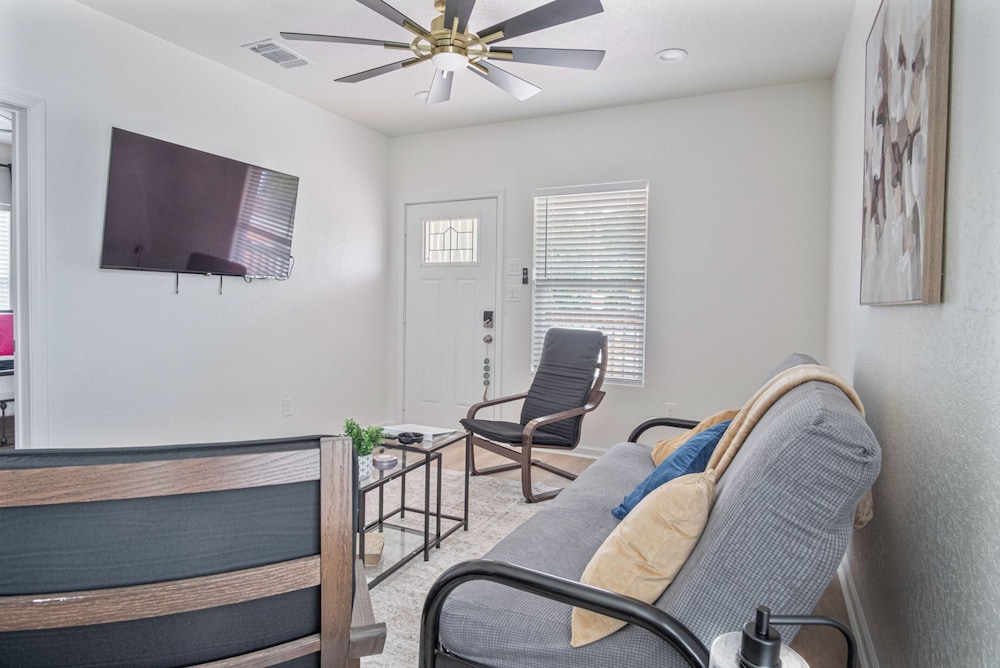 Comfy and Happy Stays Near Riverwalk and Downtown!