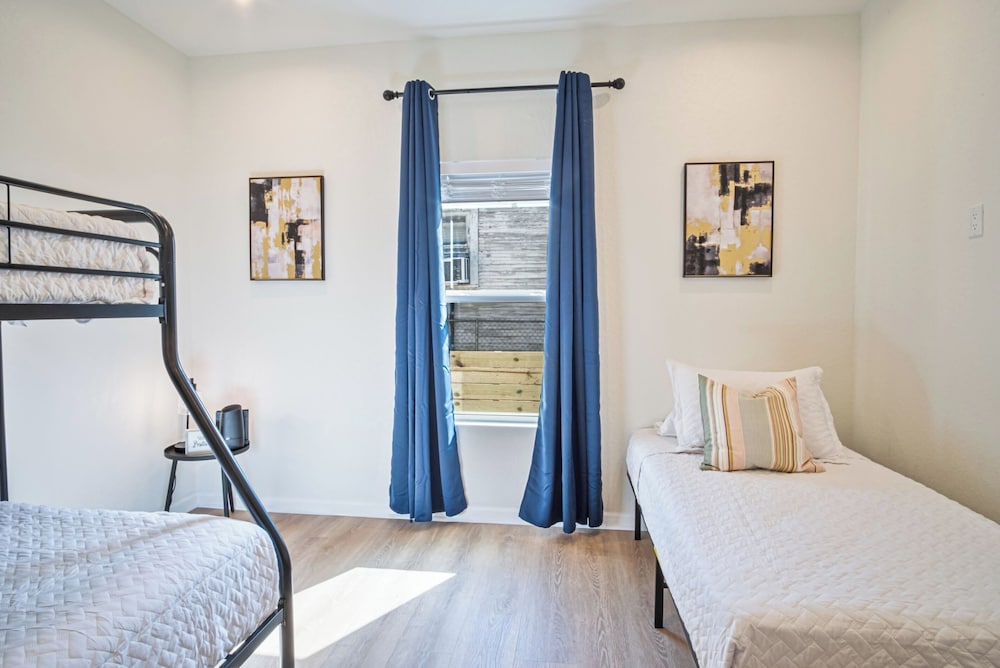 Urban Delight 4br/3ba Near City Center
