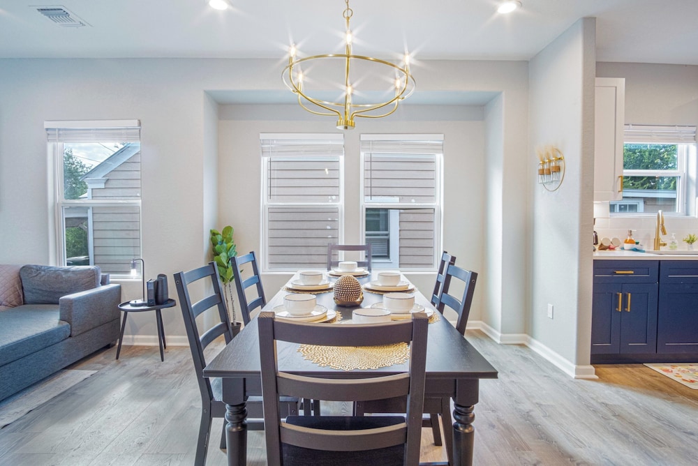 Lovely & Charming 4br/2.5ba Near Downtown's Prime