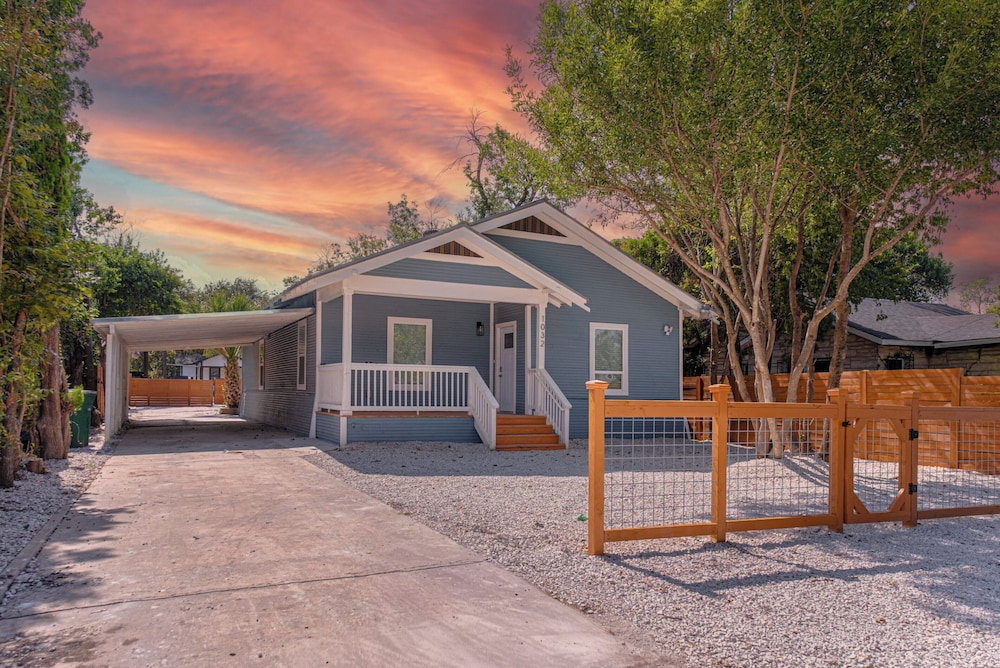 Unwind in Style 4BR 2BA Quick Access to Downtown