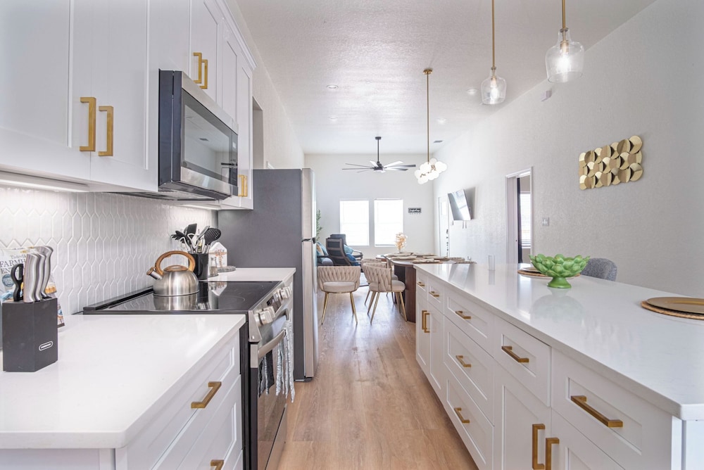 Bright and Clean 3 Bedroom Near Fun Riverwalk