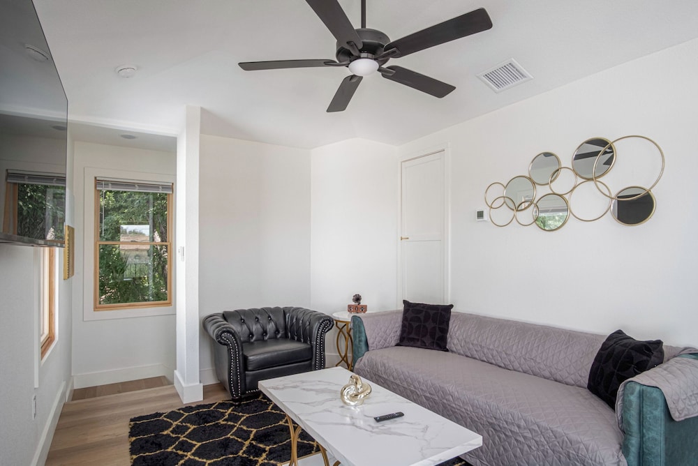 Stylish Stay With Unforgettable Downtown Views!