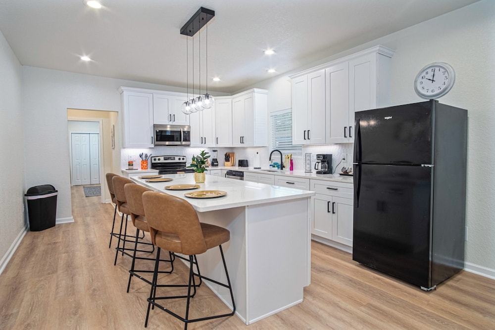 Unwind in Style 4BR 2BA Quick Access to Downtown