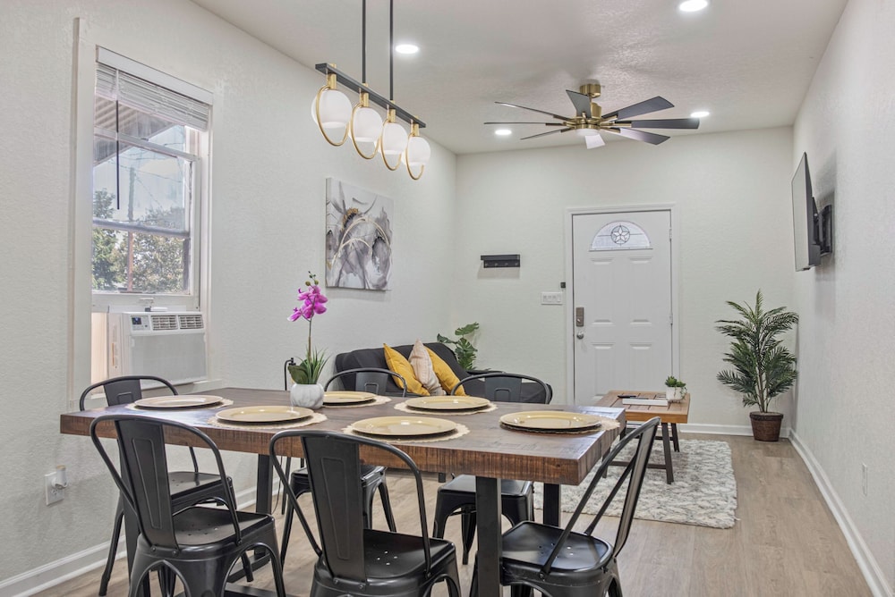 Glorius Amazing 2BR 1BA Stay Near Lively Downtown
