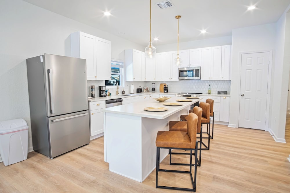 Urban Delight 4br/3ba Near City Center