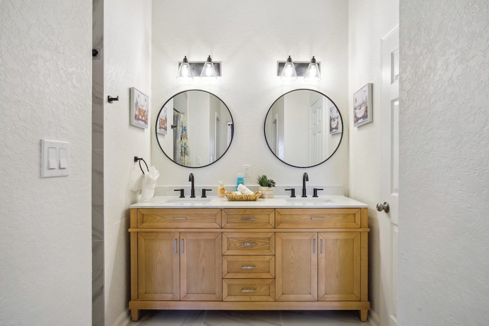 Sleek 4br/3ba Urban Living w/ Downtown Views!