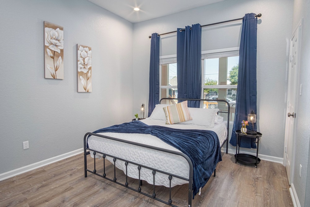 Inviting 4br/2ba Near Downtown & Riverwalk view 4