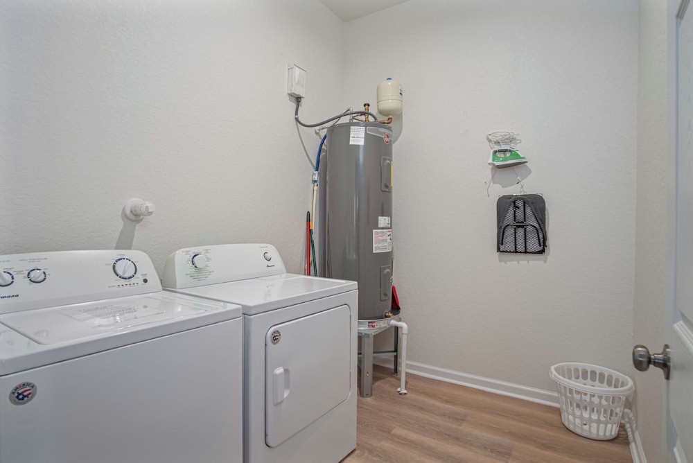 Pristine 3 BR/ 2BA Abode Close to Lovely Downtown!