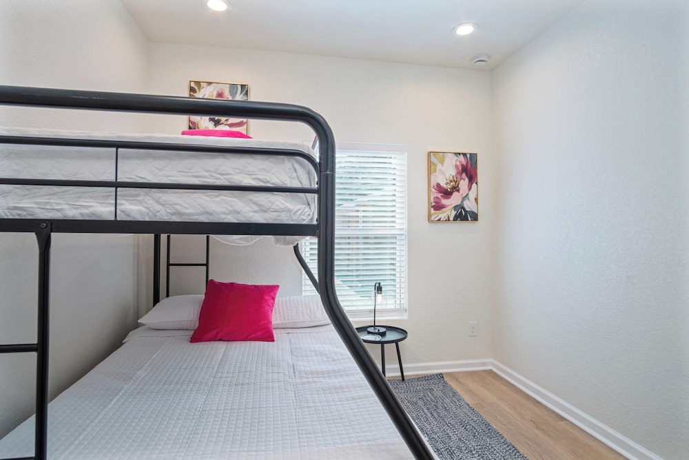 Unwind in Style 4BR 2BA Quick Access to Downtown