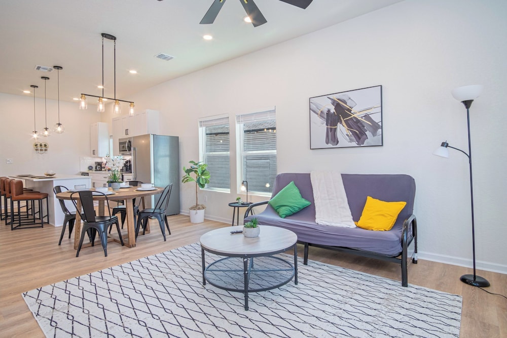Feel, Chill and Enjoy 4br/3ba Near Fun Riverwalk!