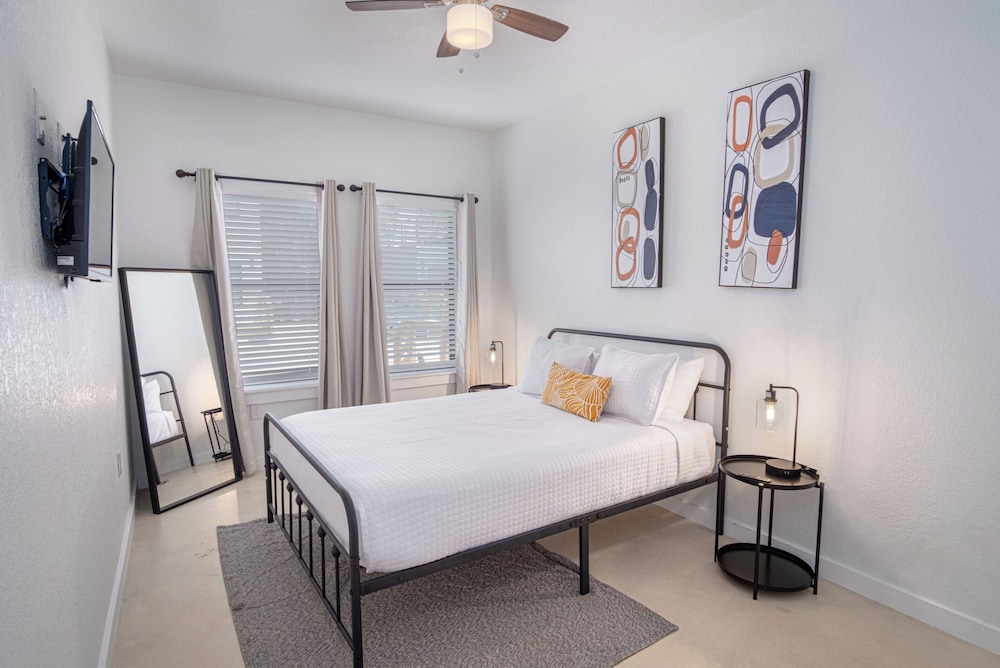 Elevate Your Stay at 3br/2.5ba Downtown Gem! view 2
