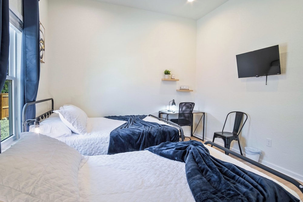 Stylish 3br/2ba Urban Retreat Near Lively Downtown