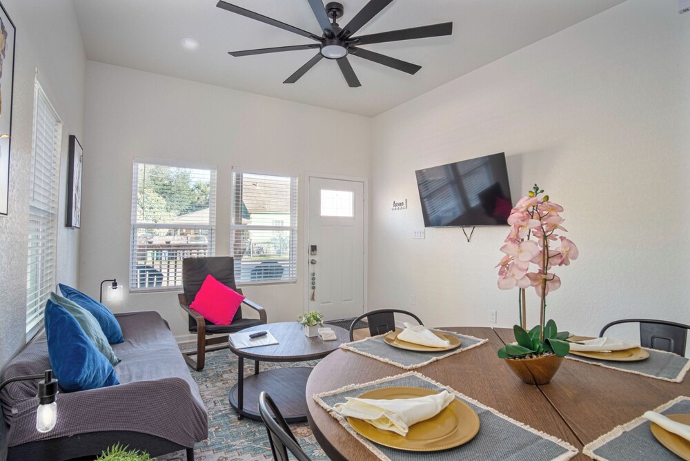 Pristine 3 BR/ 2BA Abode Close to Lovely Downtown!