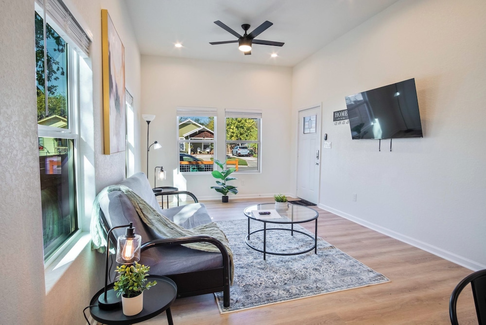 Stylish 3br/2ba Urban Retreat Near Lively Downtown