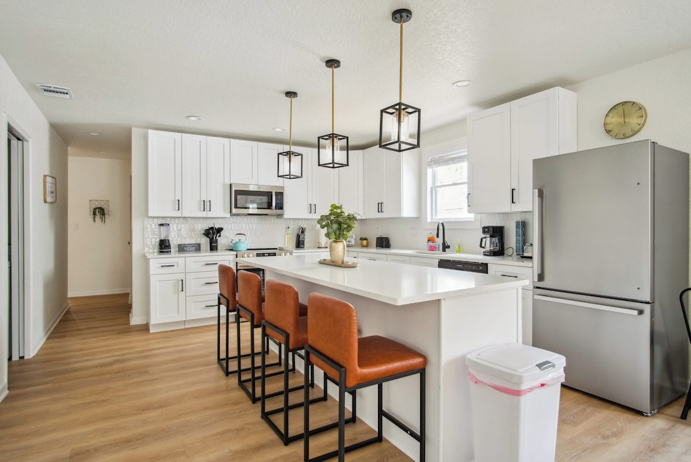 Stylish & Spacious Comfort 4br/3ba Downtown Gem!